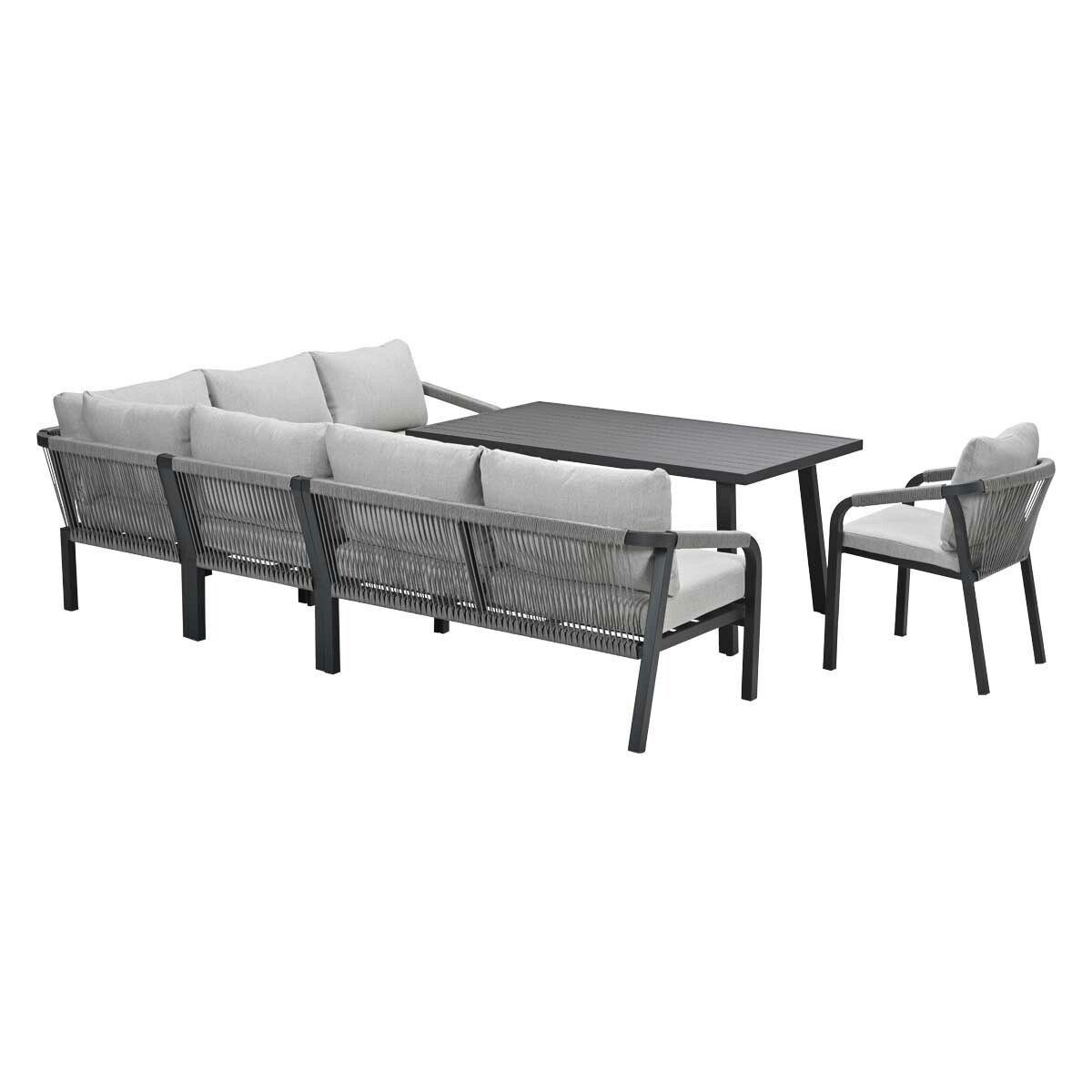 Buitenset met grijze kussens en metalen frames. Inclusief bank, tafel en stoel op wit.