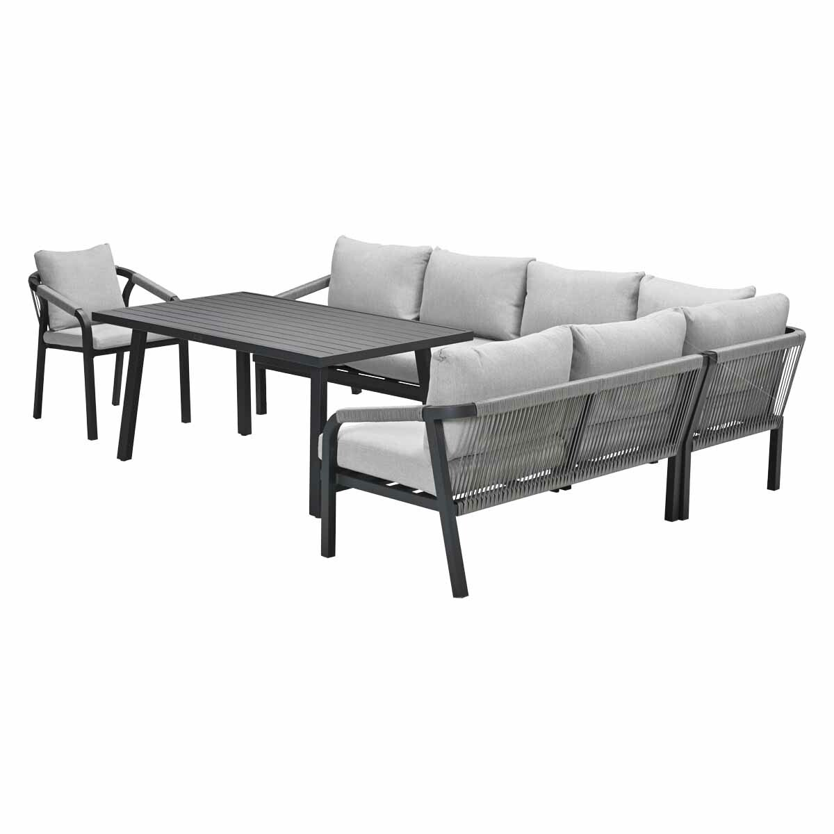Buitenset met grijze kussens en metalen frames. Inclusief bank, tafel en stoel op wit.