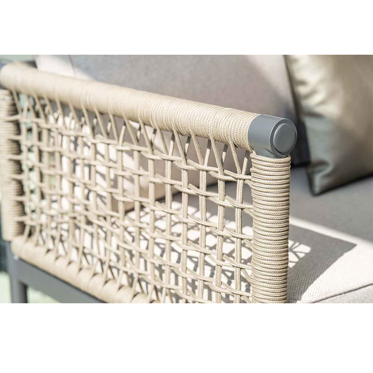 Gros plan du dossier tissé d'une chaise avec une corde marron clair.