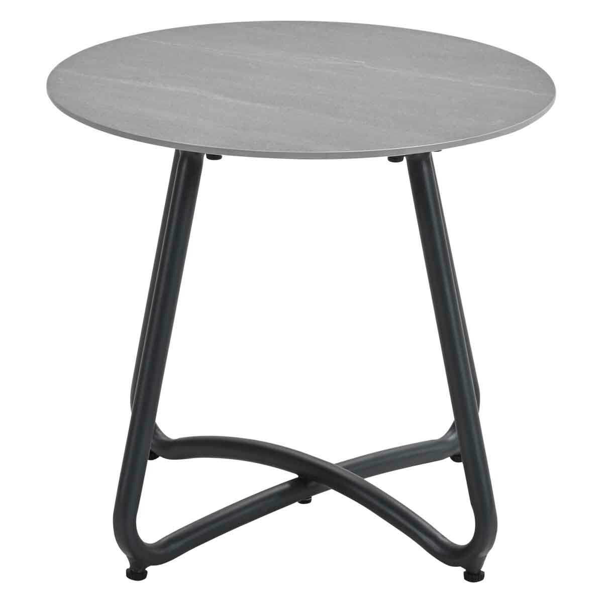 Een ronde grijze tafel met een zwarte voet op een witte achtergrond. De voet heeft een gekruist ontwerp.