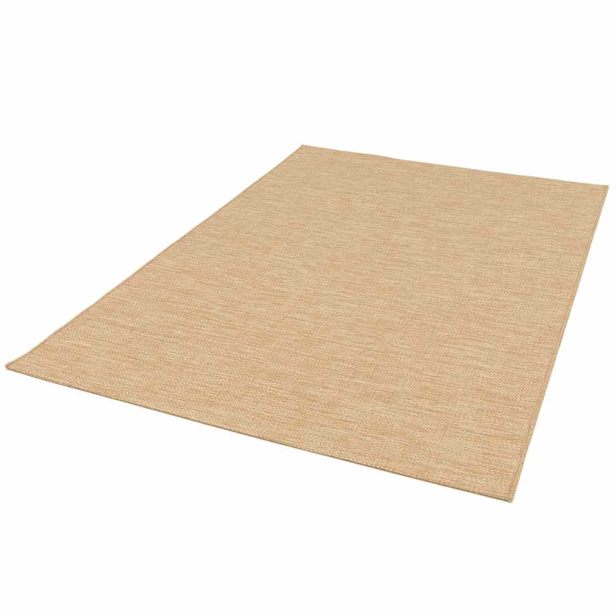 Beige vloerkleed op witte achtergrond. Volledig shot.