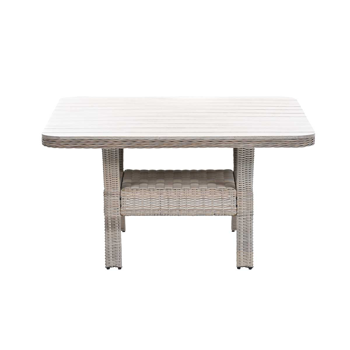 Table avec plateau en bois clair et base tissée, forme carrée.