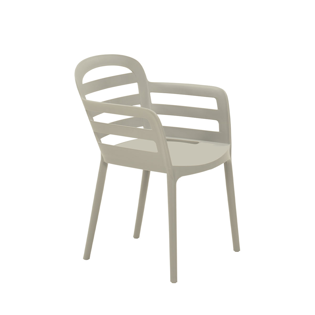 Chaise en plastique grise avec accoudoirs. Dossier à lattes, dossier et assise incurvés. Fond blanc.