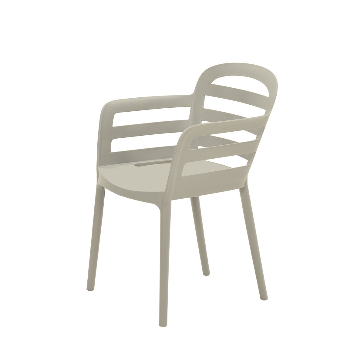 Chaise extérieure en plastique gris avec accoudoirs et dossier à lattes, isolée.
