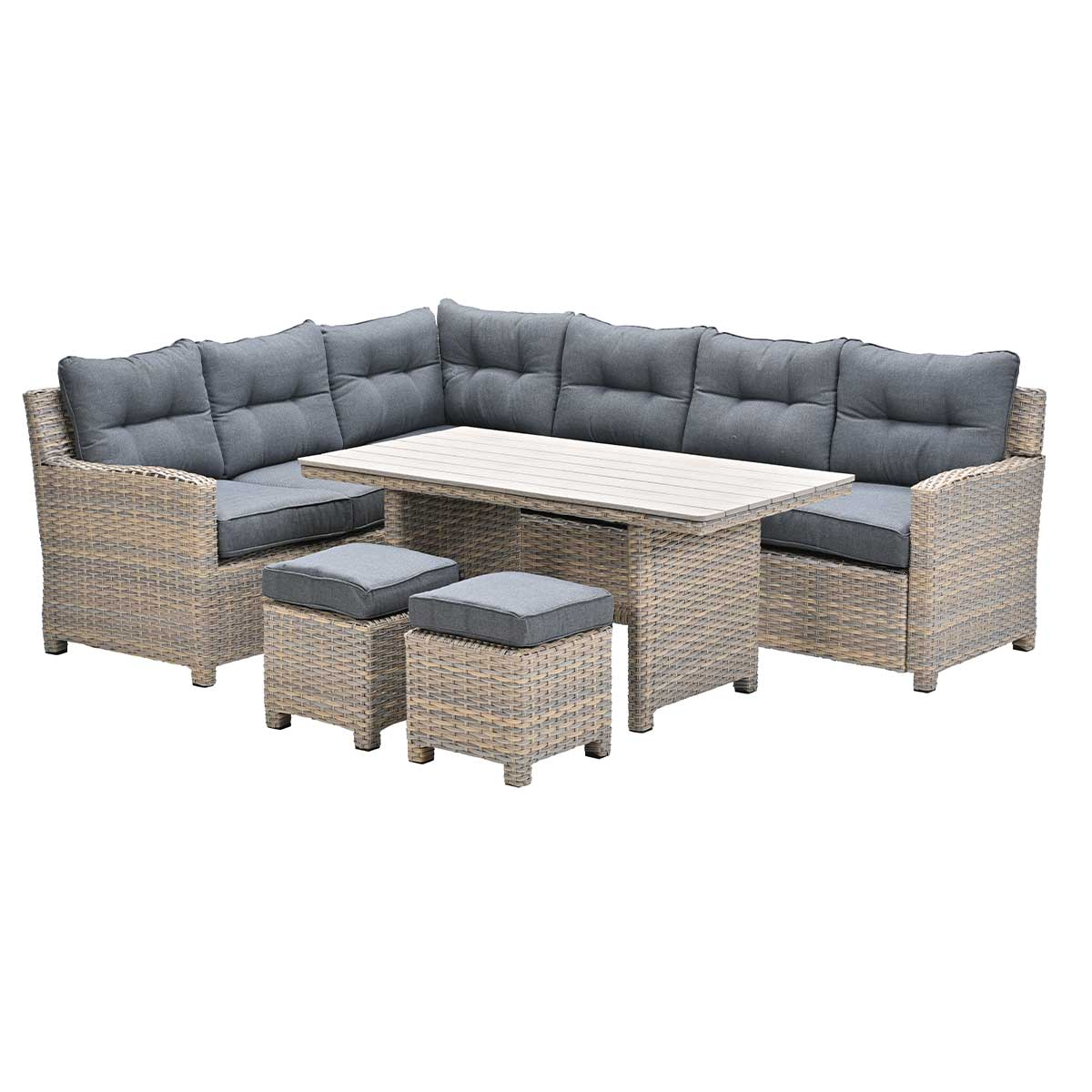 Canapé d'angle en osier avec table et poufs, coussins gris, sur fond blanc.