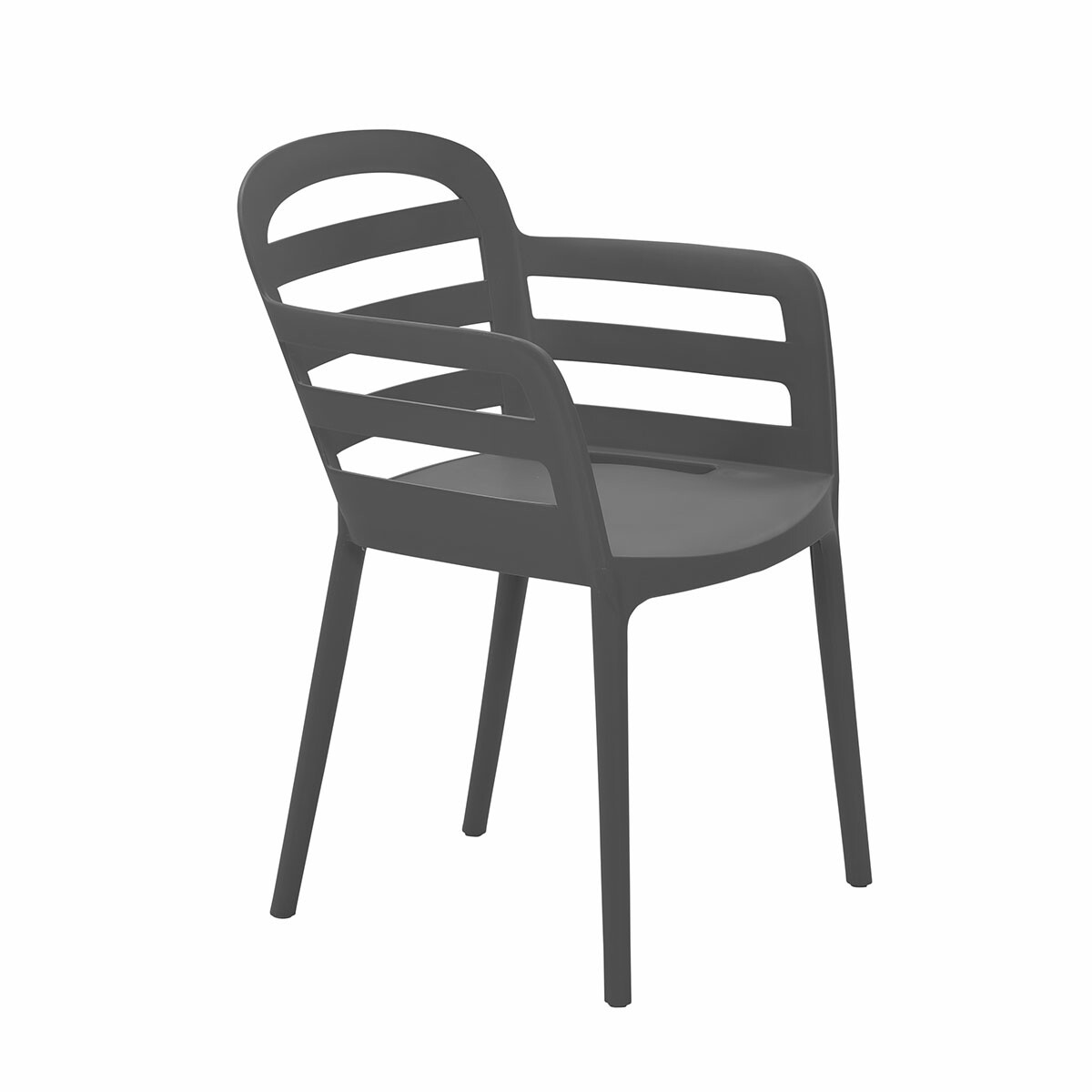 Grijze plastic stoel met armleuningen. De rugleuning heeft horizontale sleuven. Witte achtergrond.