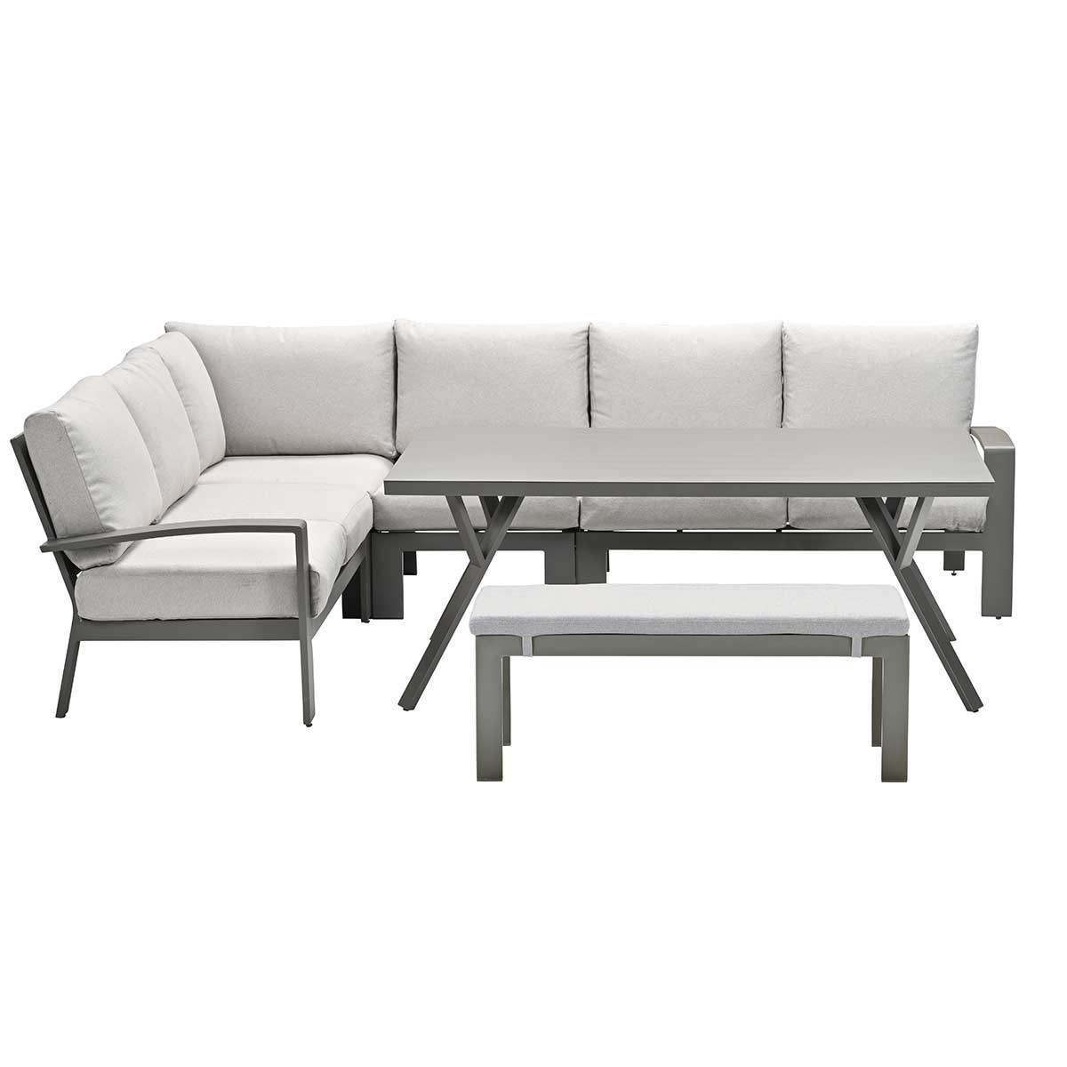 Grijze buitenzitgroep met tafel en bank; witte kussens. Geïsoleerd op witte achtergrond.