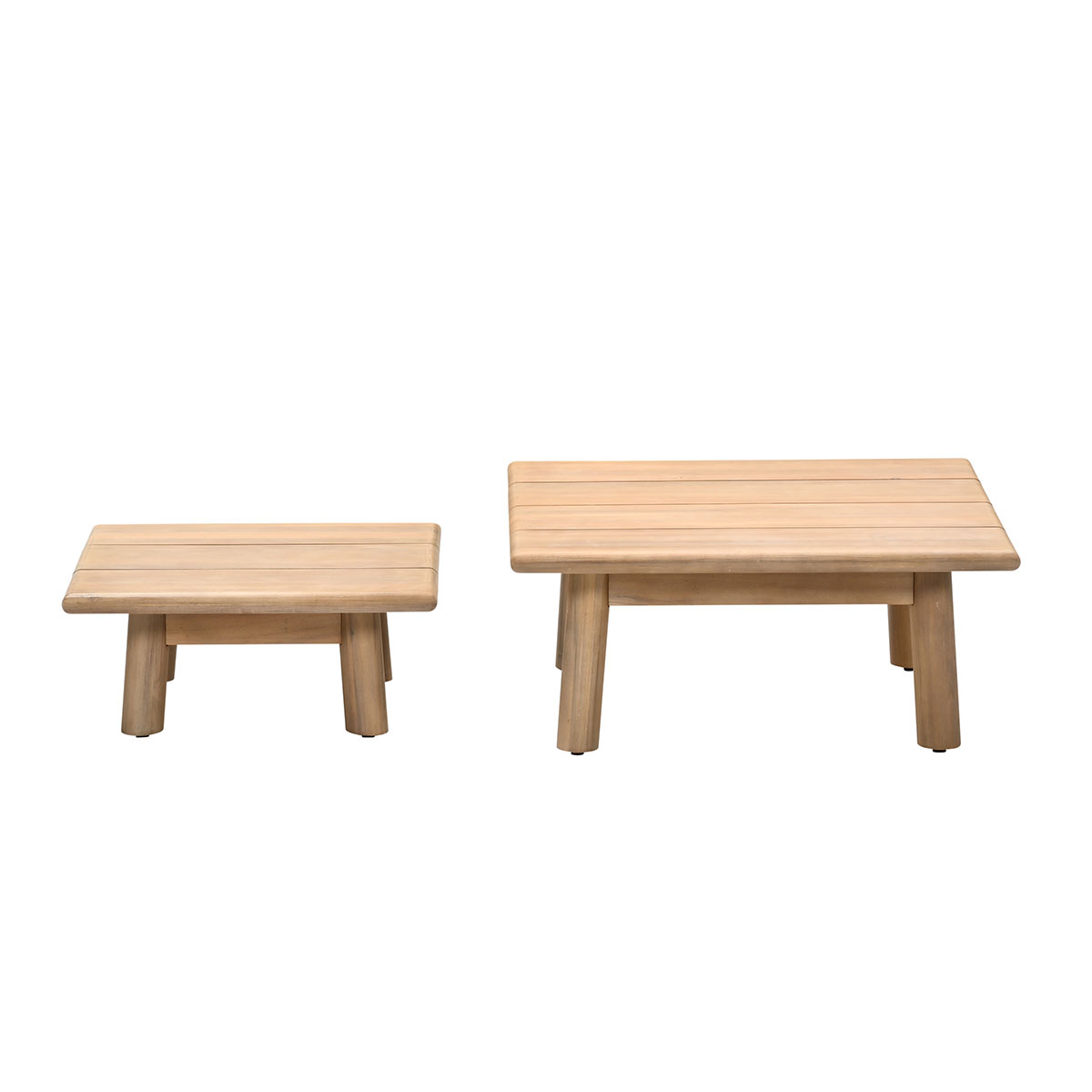 Deux petites tables en bois. L'une est légèrement plus petite, couleur claire.