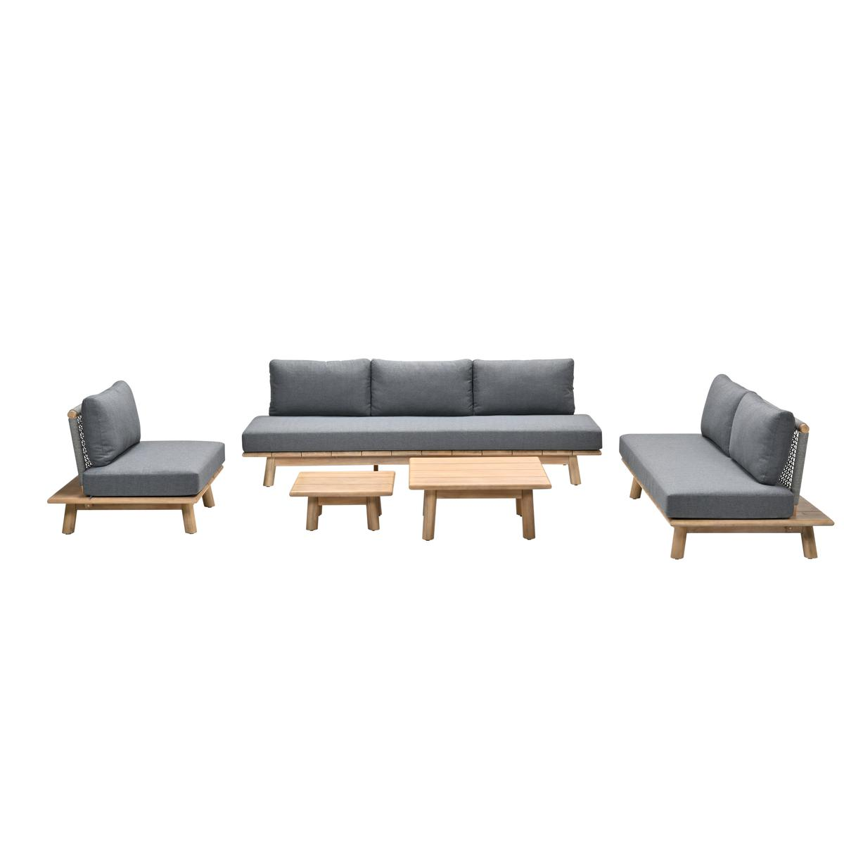 Ensemble de mobilier d'extérieur avec un canapé, deux chaises et tables.