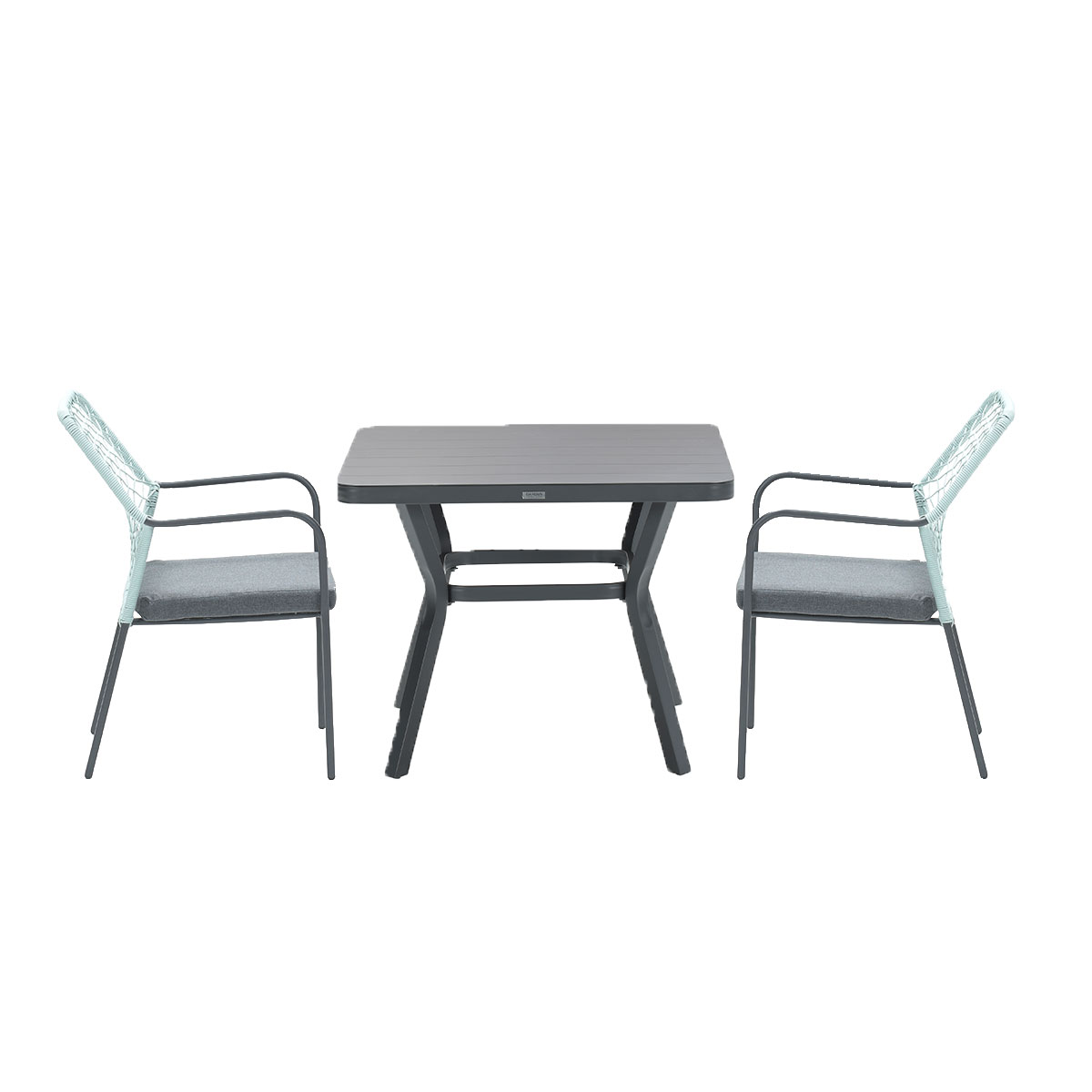 Table d'extérieur et deux chaises sur fond blanc.