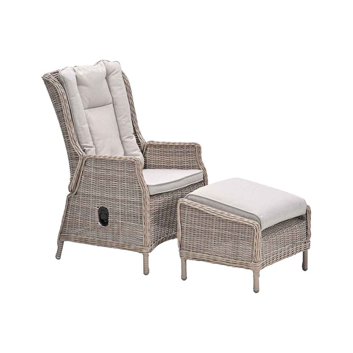 Wicker stoel en ottoman set met grijze kussens op wit.