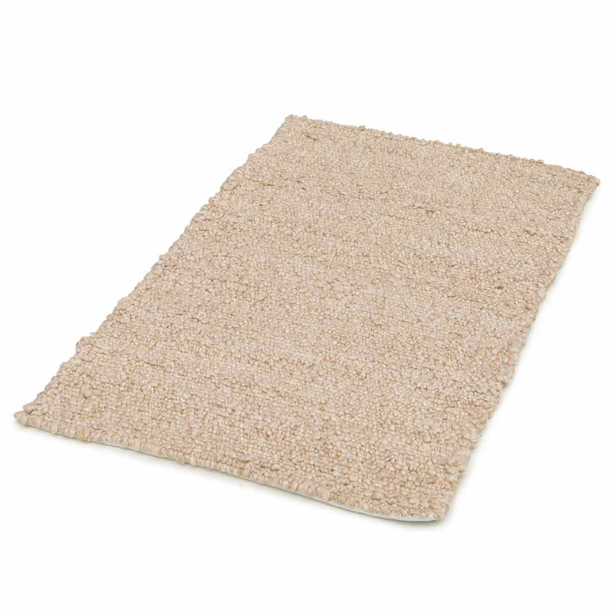 Beige tapijt, rechthoekig, met een getextureerd, afgerond oppervlak.