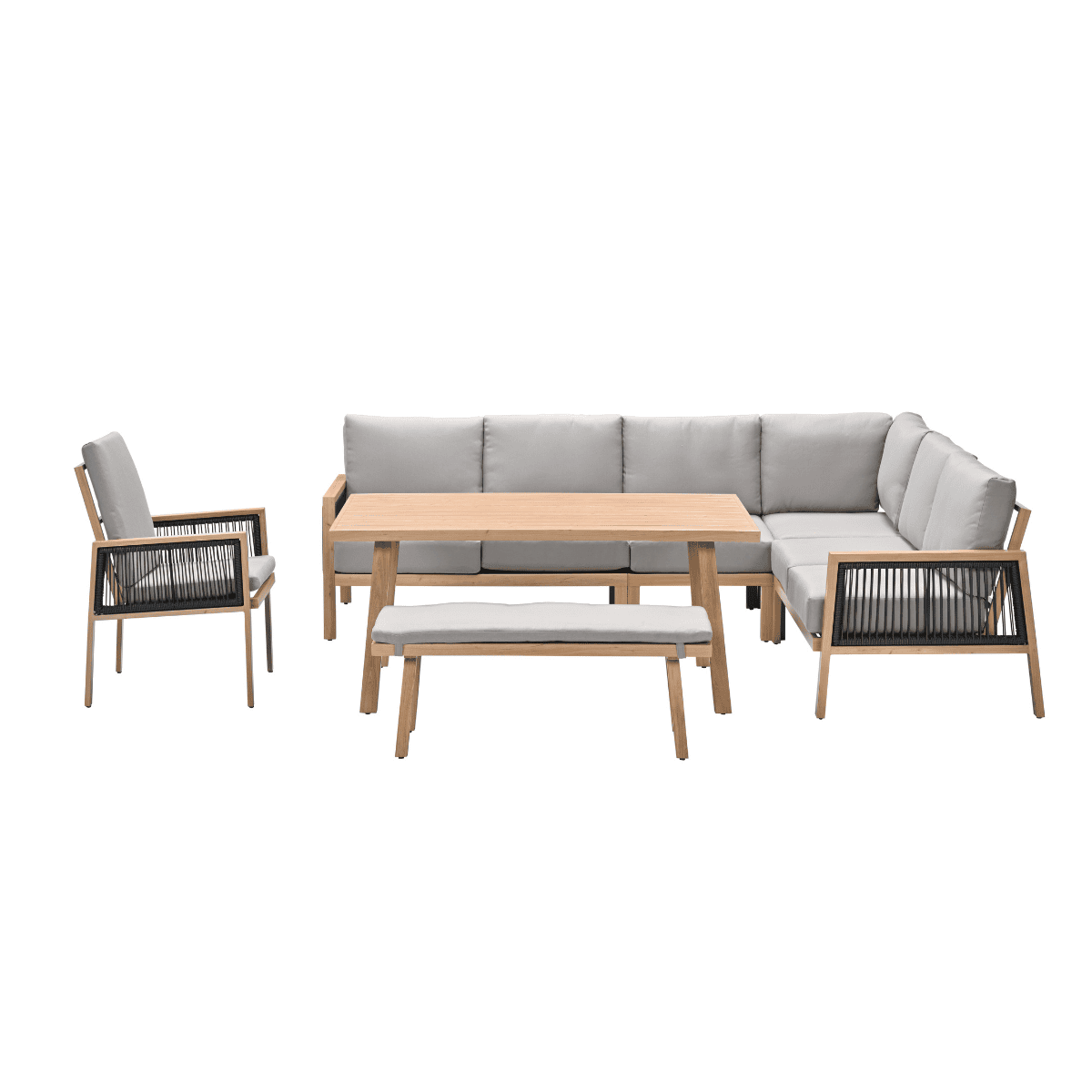 Een lichte houten loungeset met grijze kussens. Inclusief een bank, stoel, tafel en bank. Witte achtergrond.