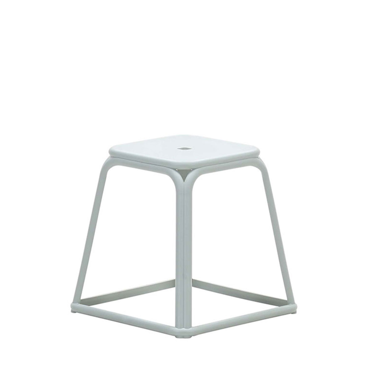 Tabouret carré blanc avec une assise carrée et quatre pieds inclinés, isolé sur fond blanc.