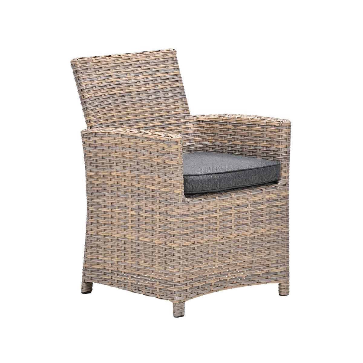 Wicker buitenstoel met grijs kussen, geïsoleerd op witte achtergrond. Zijkant van de stoel.