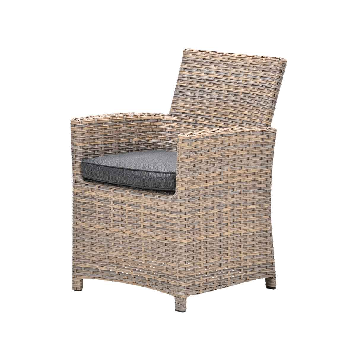 Wicker buitenstoel met grijs kussen, geïsoleerd op witte achtergrond. Zijaanzicht.