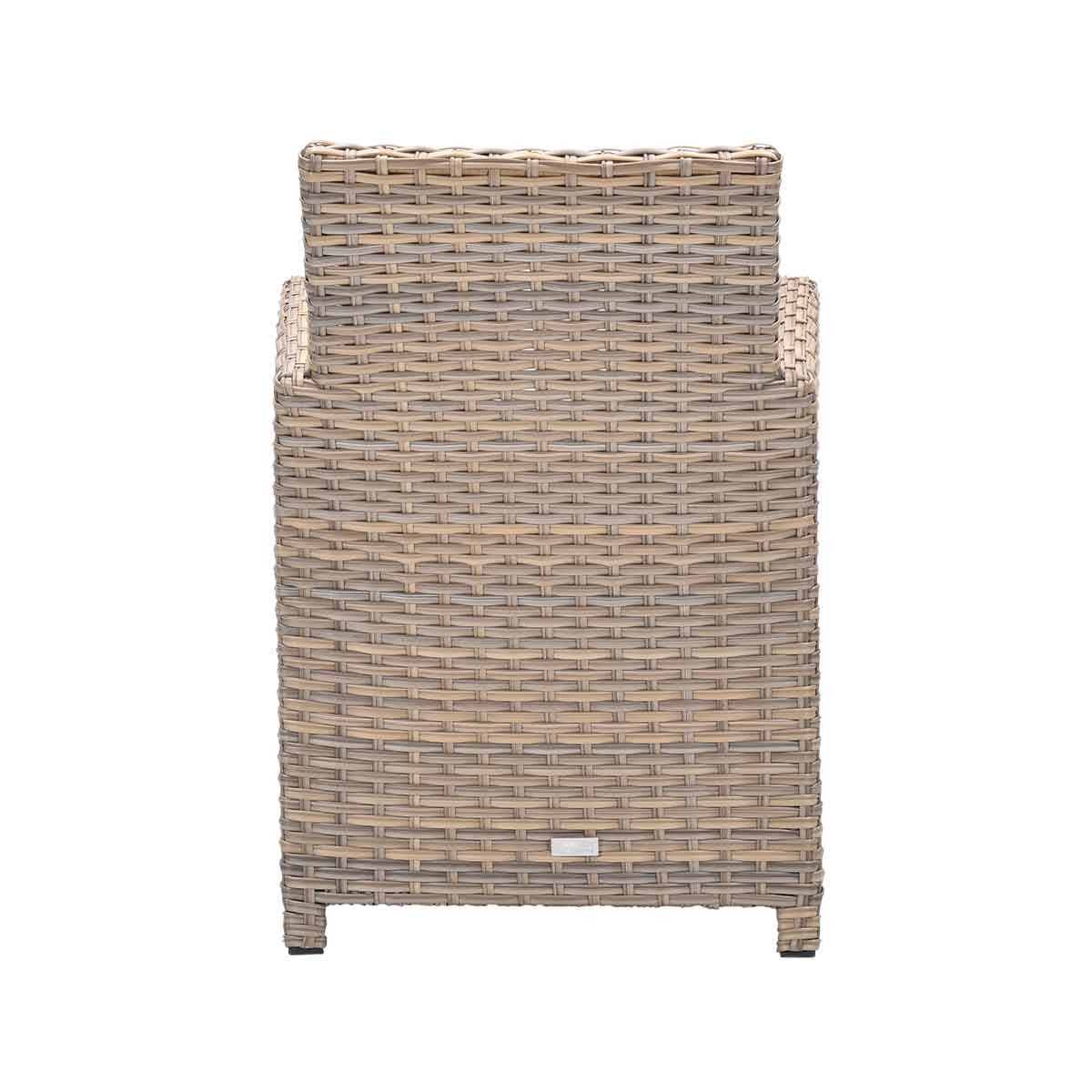 Wicker buitenstoel, achteraanzicht, geïsoleerd op een witte achtergrond. Toont de achterkant.