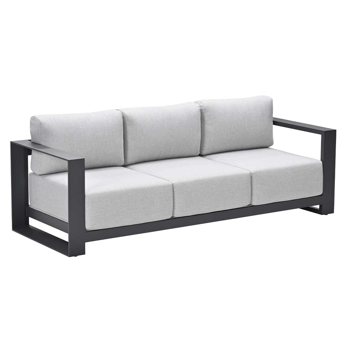 Un canapé gris avec trois coussins sur fond blanc.
