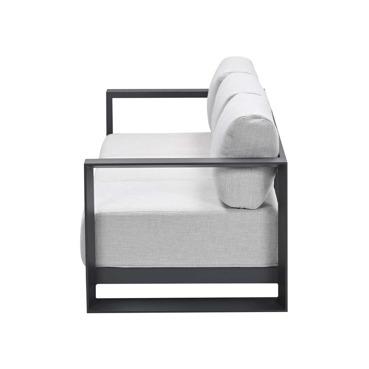 Vue latérale d'un canapé gris avec cadre foncé. Le canapé a trois coussins et est sur fond blanc.