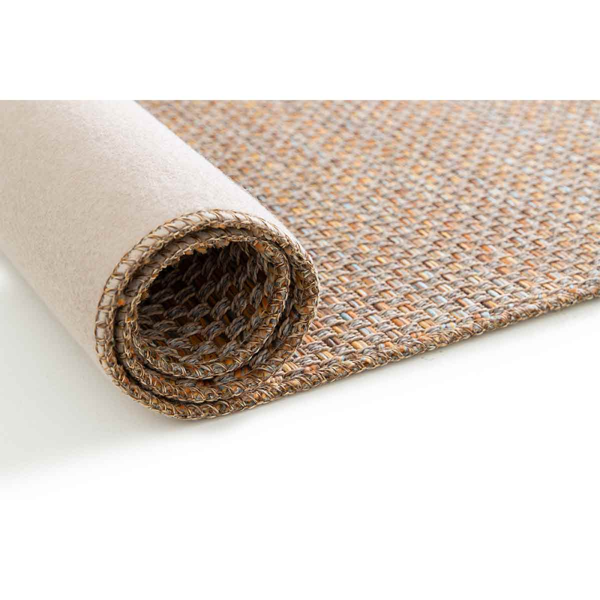 Opgelrolde vloerkleed met een beige, bruin en blauw geweven patroon. Toont de onderkant met een lichtgekleurde achterkant.