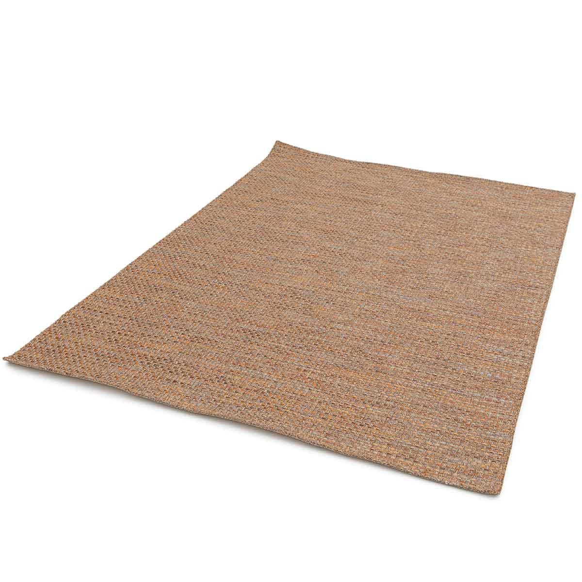 Rechthoekig bruin buitentapijt. Geweven textuur, neutrale kleur.