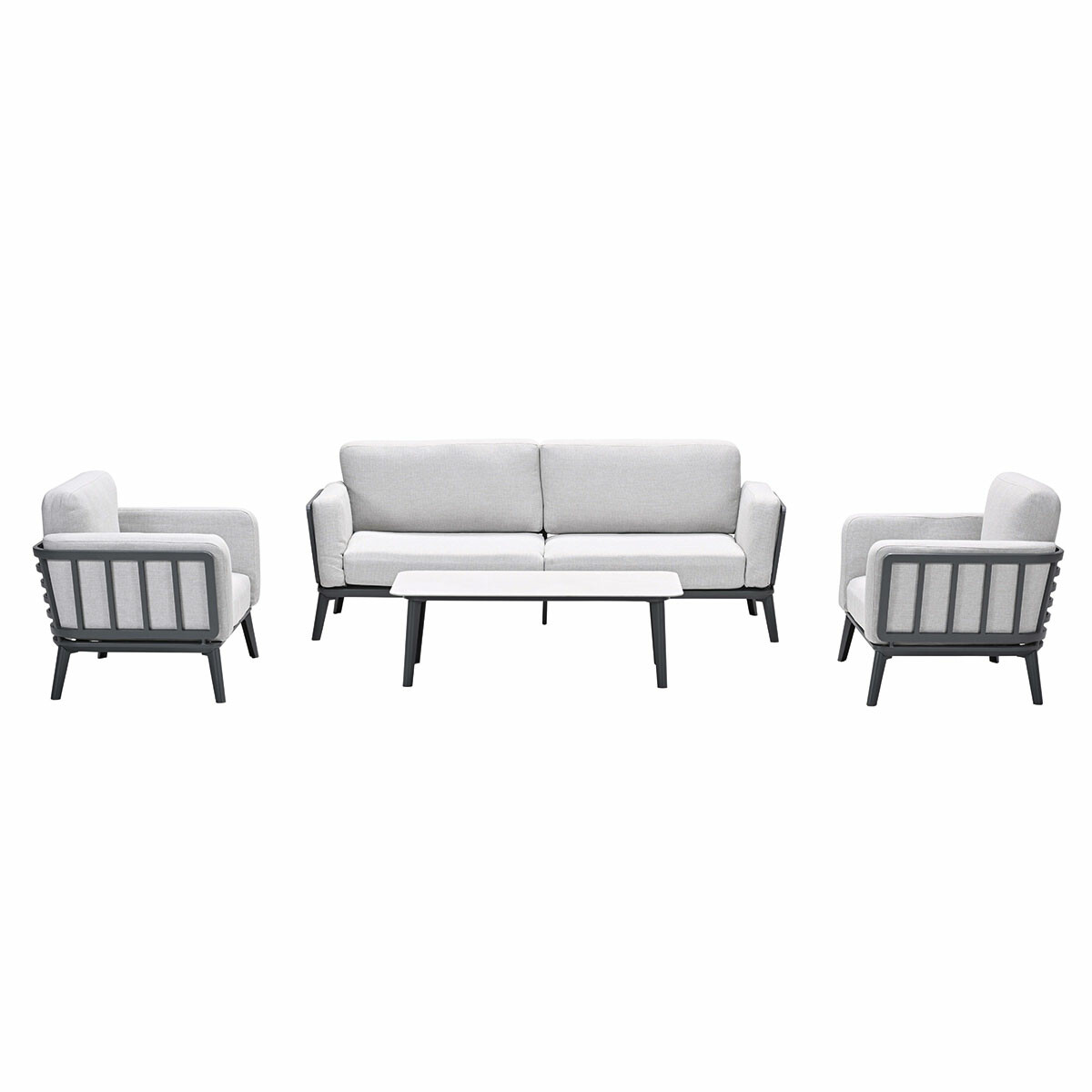 Een grijze zithoek voor buiten met een bank, twee stoelen en een salontafel.
