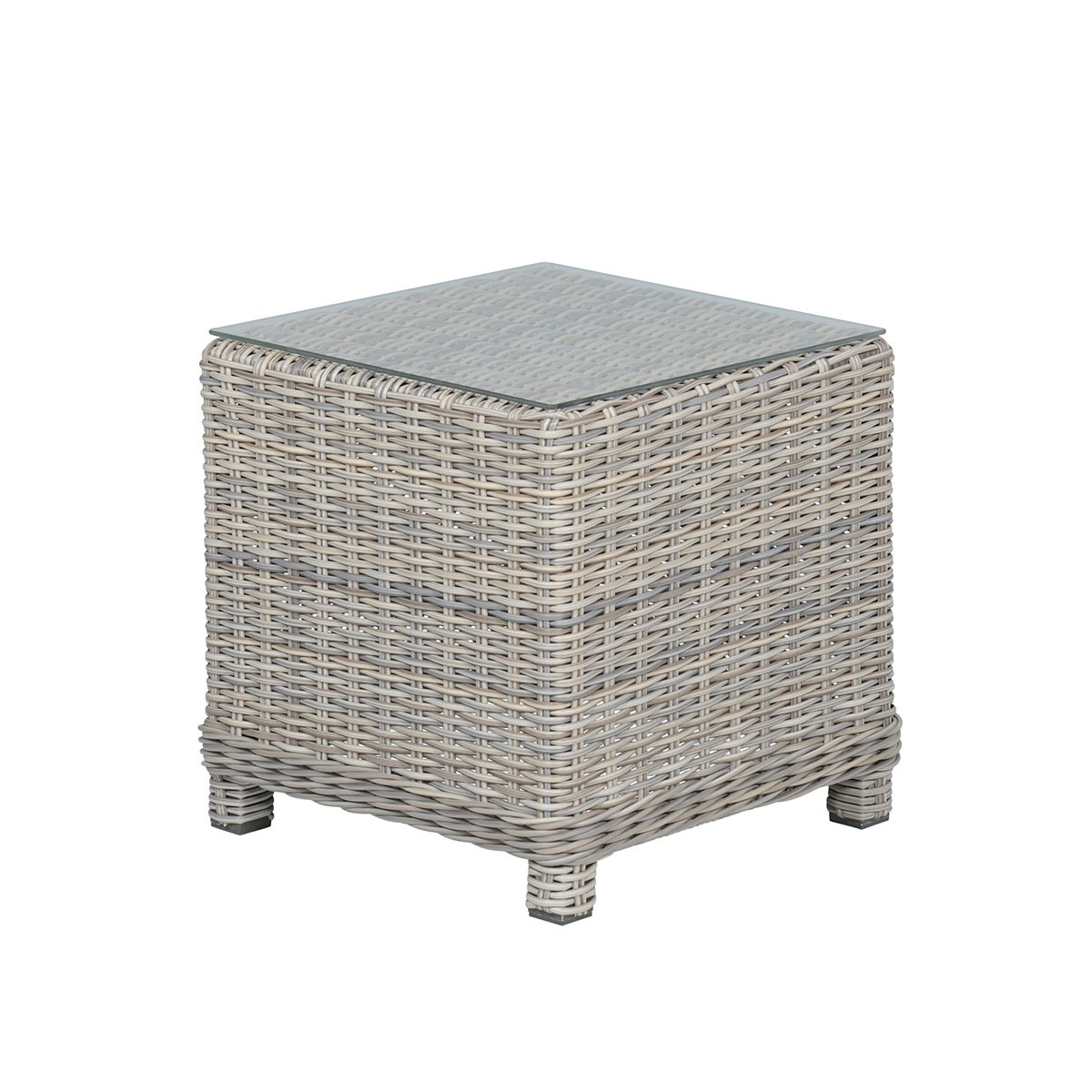 Table d'appoint carrée en osier avec plateau en verre. Isolé sur fond blanc.
