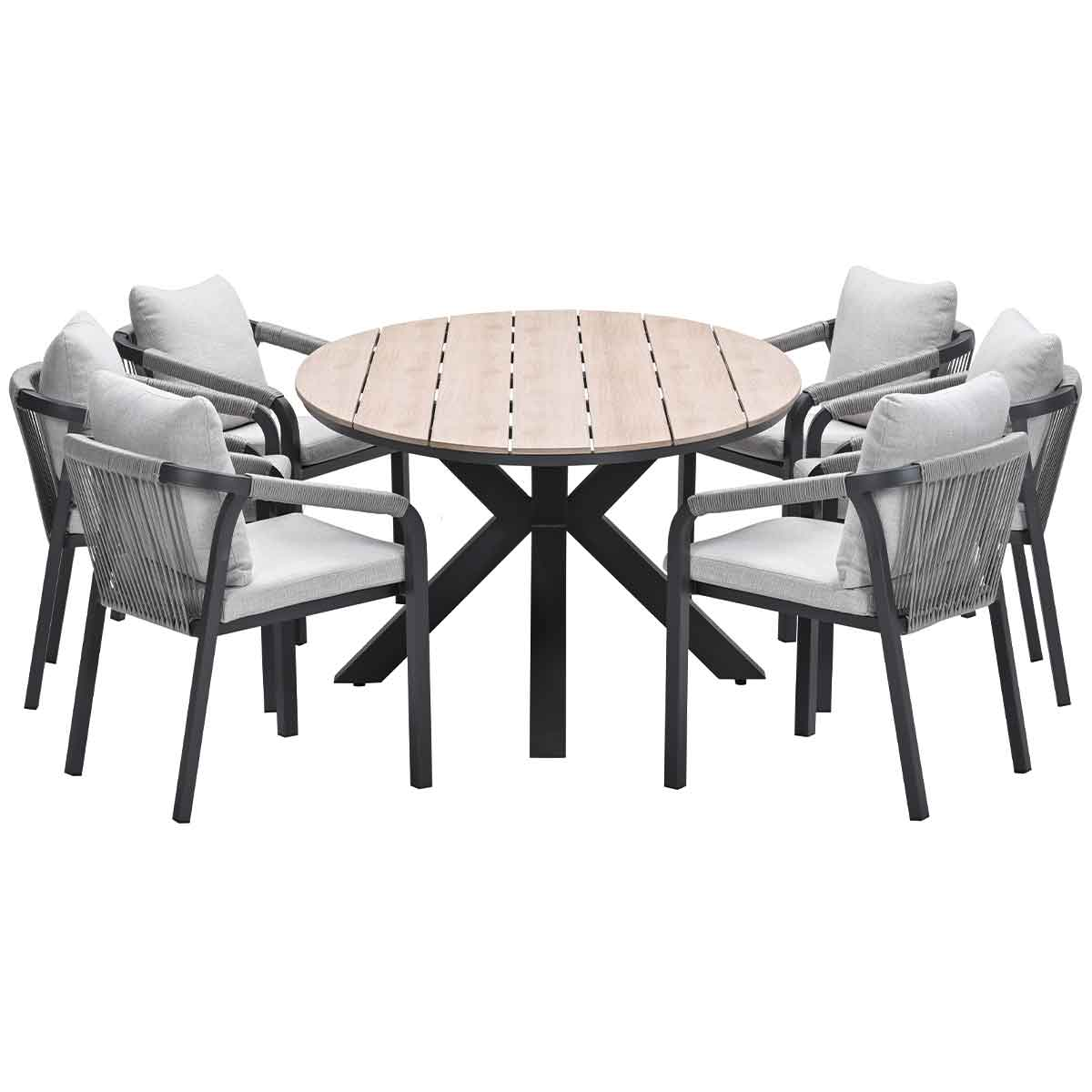 Ronde tafel met zes stoelen. Tafel is licht hout met donkere poten. Stoelen hebben grijze kussens en touwen rugleuningen.