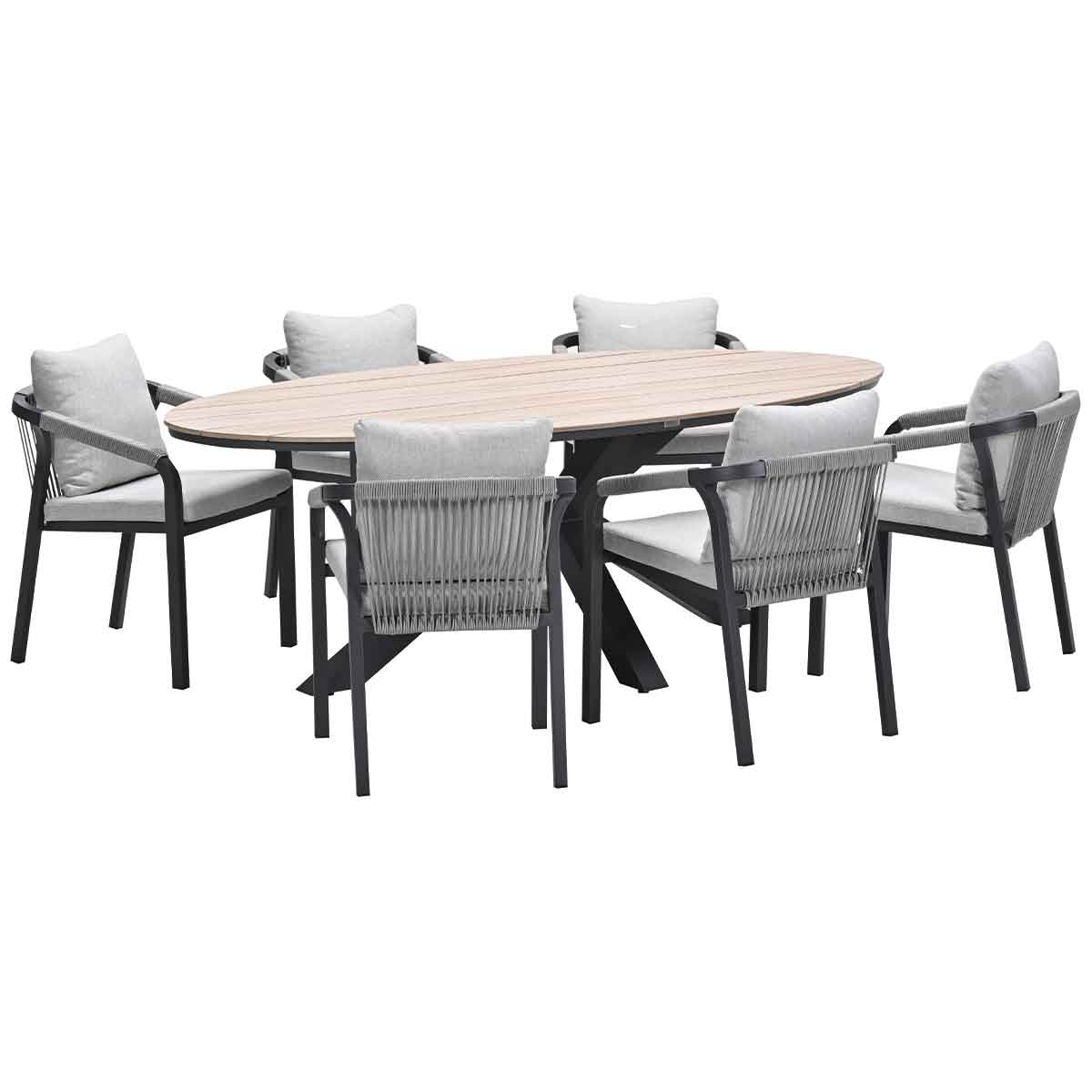 Ovale tafel met zes stoelen. Tafel is licht hout met donkere poten. Stoelen hebben grijze kussens en touwen rugleuningen.