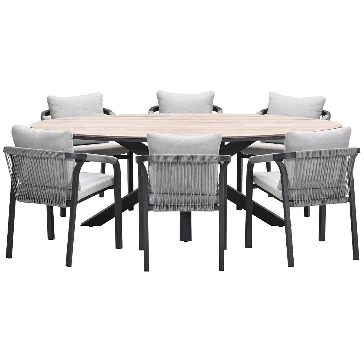 Ovale tafel met zes stoelen. Tafel is licht hout met donkere poten. Stoelen hebben grijze kussens en touwen rugleuningen.