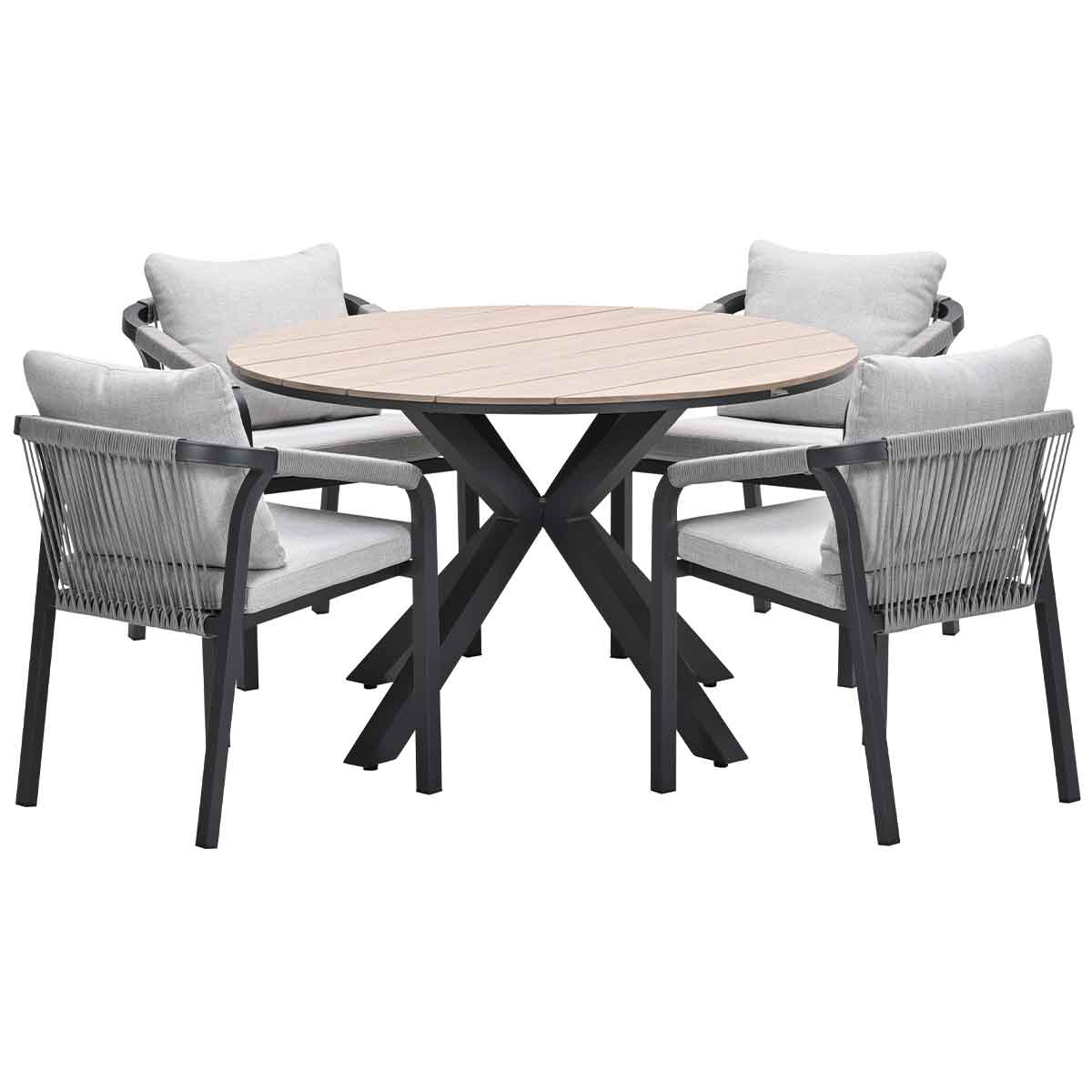 Ronde tafel met vier stoelen. Licht houten tafel en grijze rotan stoelen. Zwarte poten.