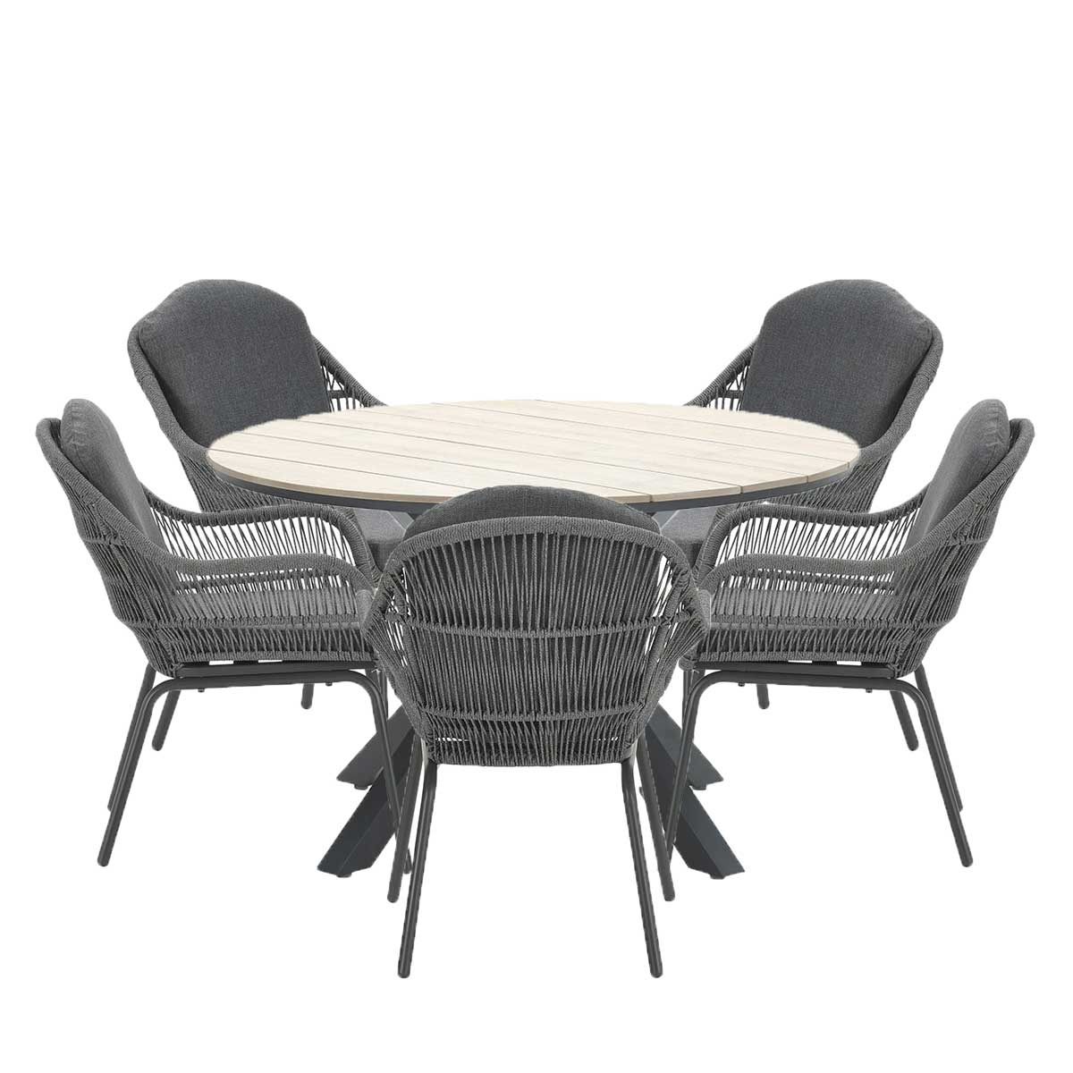 Een ronde tafel met vier stoelen. De tafel is licht hout met grijze stoelen en kussens.