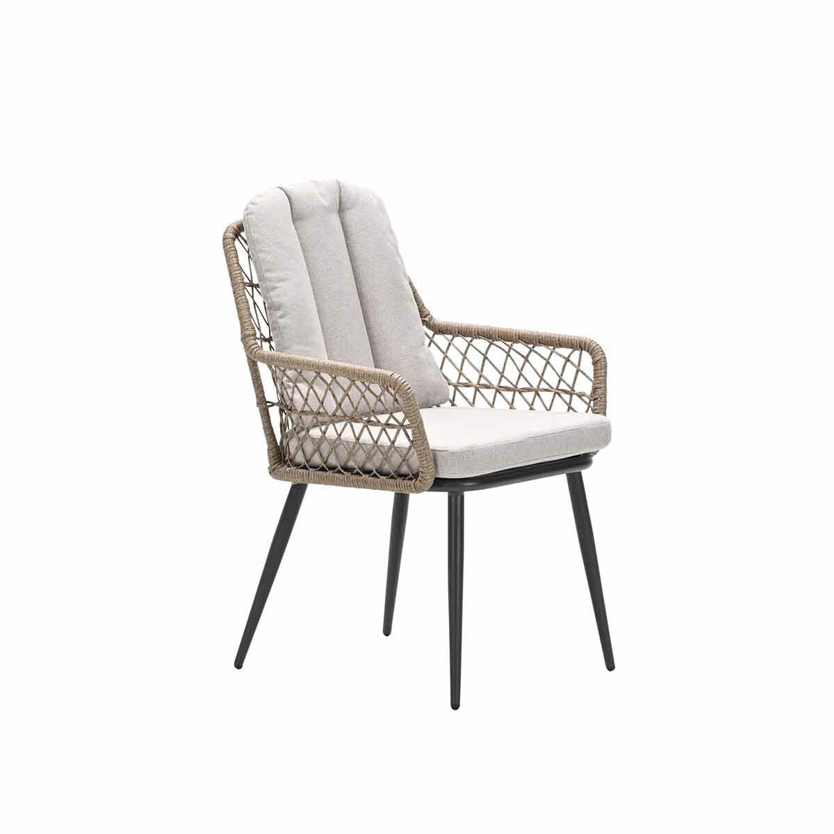 Fauteuil en rotin avec coussin et dossier gris clair. Pieds noirs. Isolé sur fond blanc.