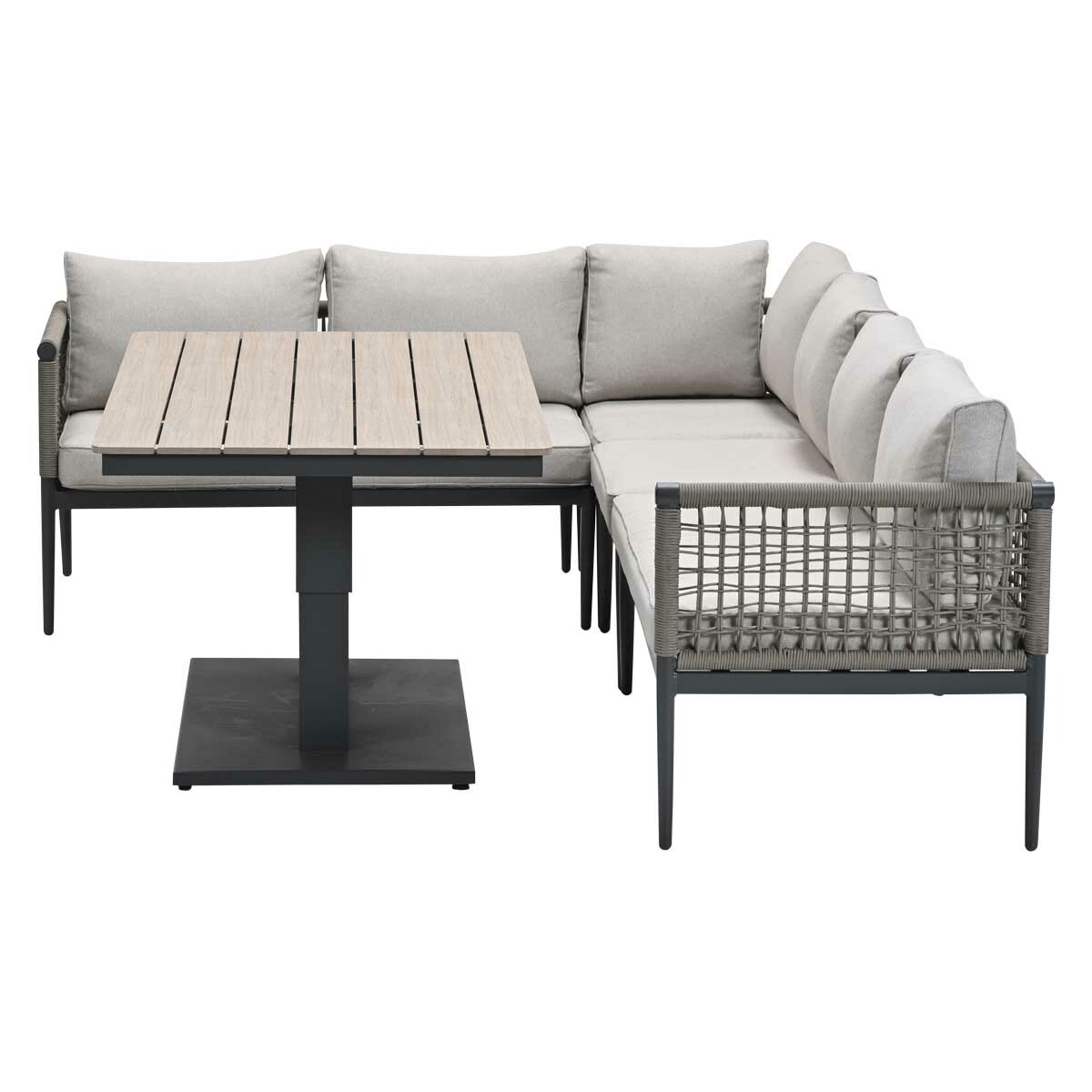 Canapé d'angle extérieur avec table. Coussins gris clair, plateau en bois, cadre noir. Fond blanc.