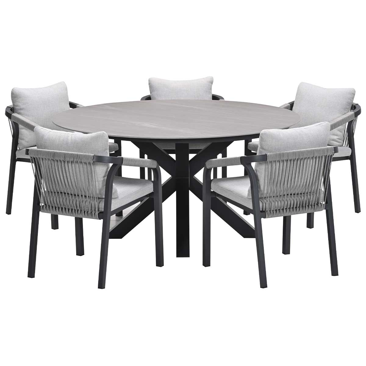 Ronde buitentafel met stoelen. Grijs tafelblad en stoelen met grijze kussens. Witte achtergrond.