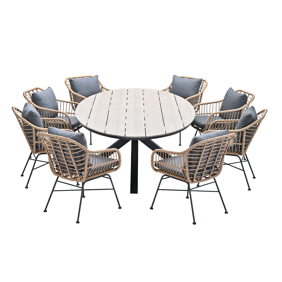 Een ronde tafel omringd door acht rieten stoelen met kussens.