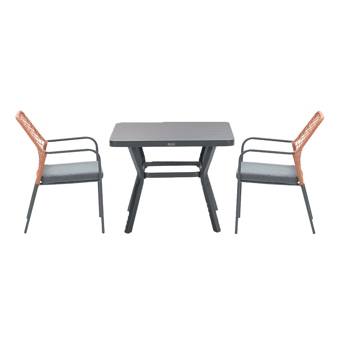 Ensemble repas extérieur : table et chaises grises. Chaises avec dossiers tissés orange, assises grises et cadres noirs.