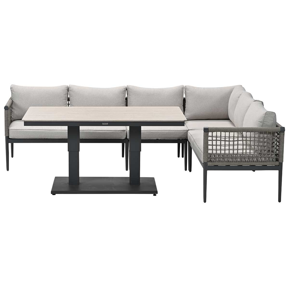 Canapé d'angle extérieur avec table. Coussins gris, cadre sombre et plateau en bois clair. Fond blanc.