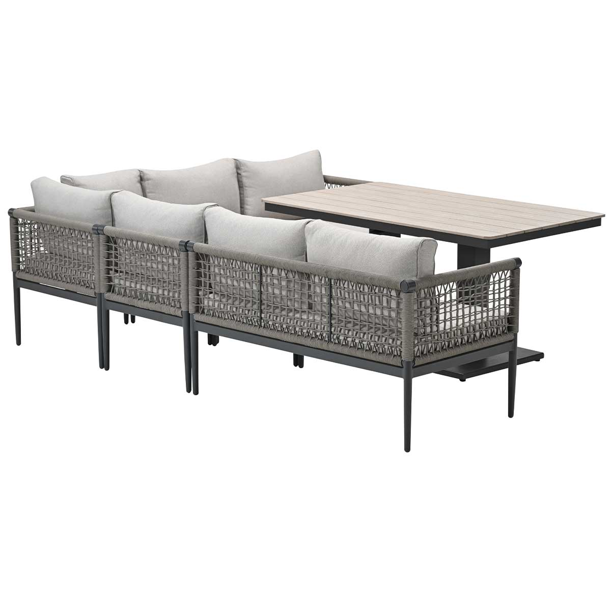 Ensemble de canapés d'extérieur avec table. Coussins gris, cadres sombres. La table est de couleur bois clair. Fond blanc.