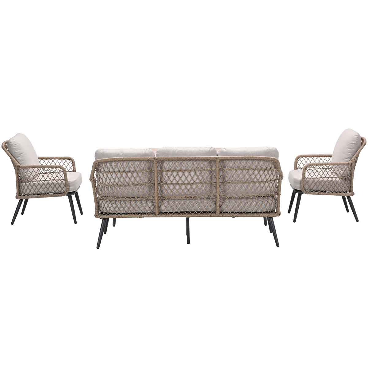 Ensemble de mobilier d'extérieur : canapé et deux chaises, tous avec coussins beige clair.