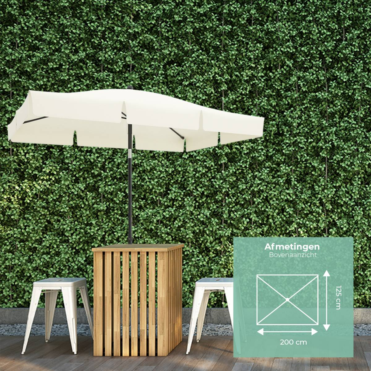 Een witte parasol staat boven een houten tafel met twee krukken. Een groene heg op de achtergrond.