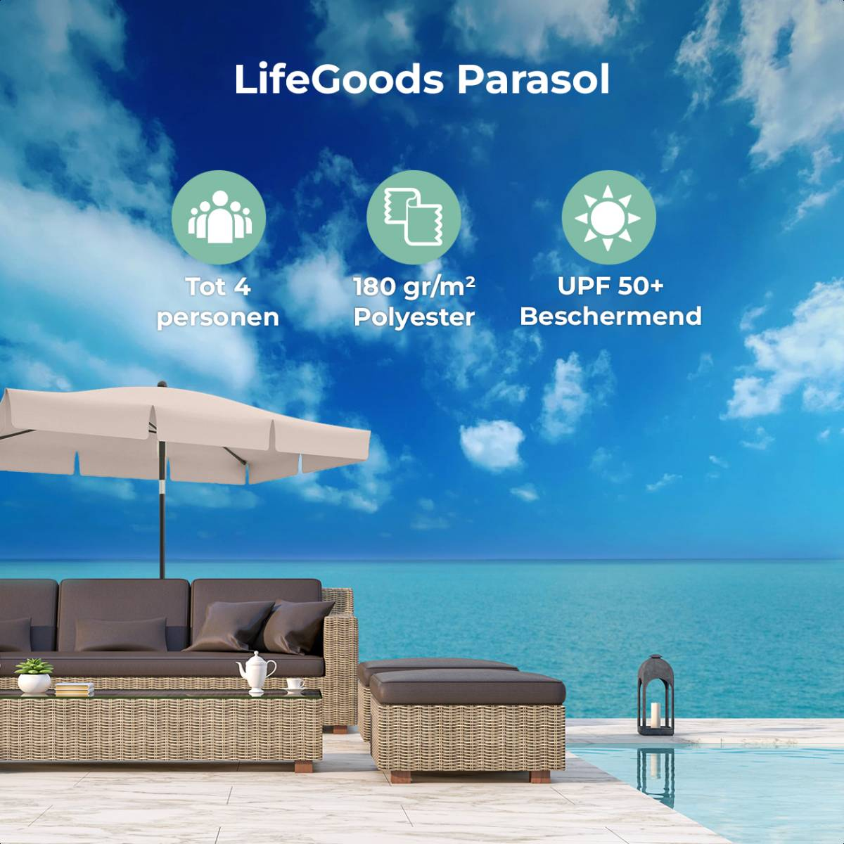 Een strandscène met een parasol, bank en uitzicht op zee. Tekst: LifeGoods Parasol, UPF 50+ bescherming.