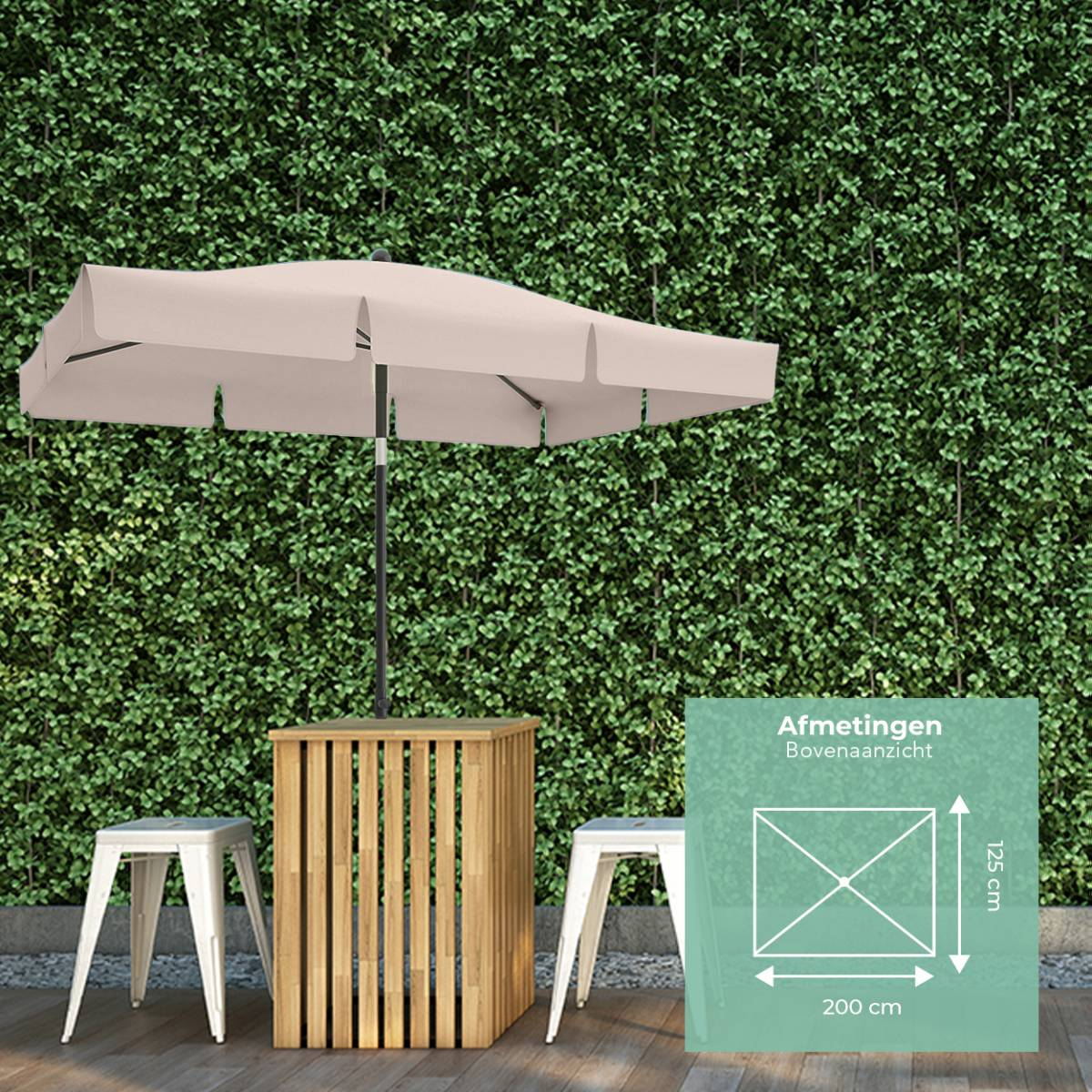 Een beige parasol boven een houten bar met twee witte krukken. Een groene haag op de achtergrond. Diagram rechts.