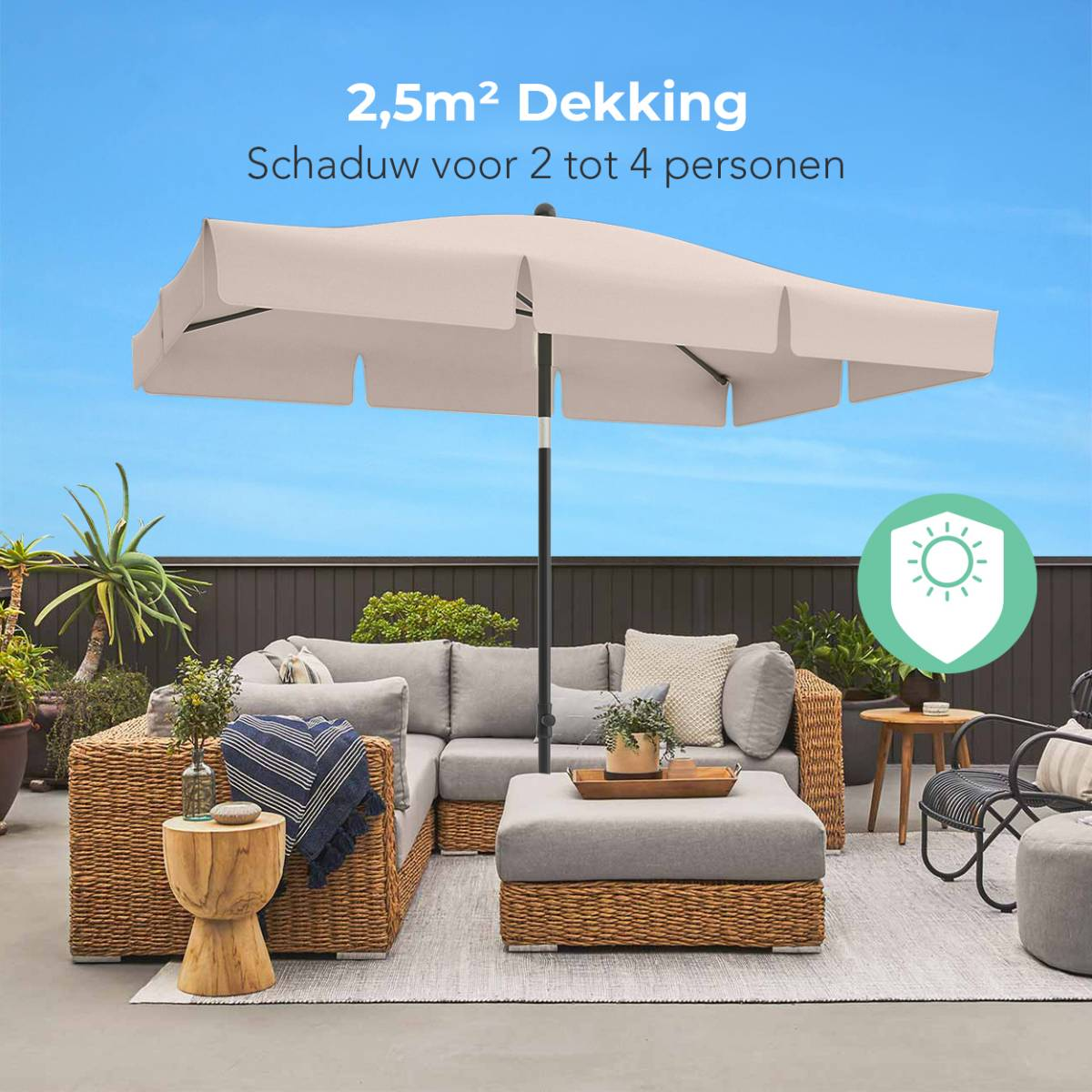 Beige parasol boven loungeset. Tekst: 2,5m² dekking, voor 2-4 personen. Zonnige dag.