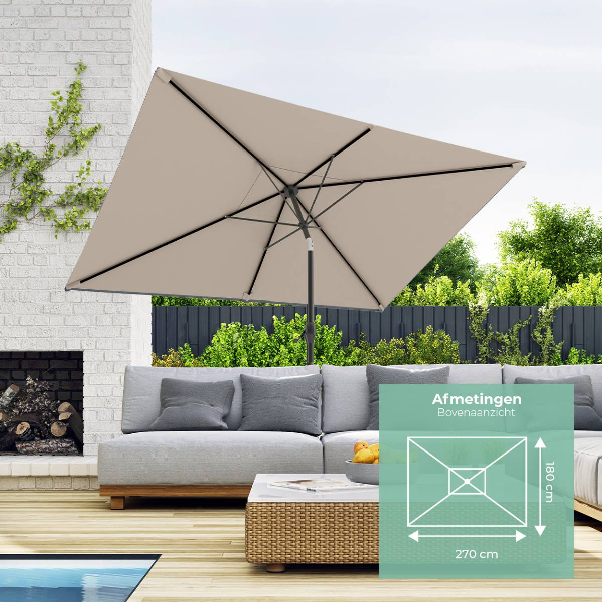 Een beige vierkante parasol boven een grijze bank, met afmetingen. De setting is een patio met een zwembad.
