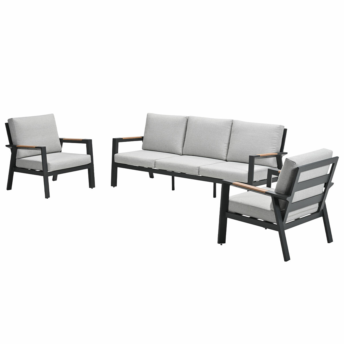Een buitenzitbank en twee stoelen met houten armleuningen. Ze zijn grijs en op wit geplaatst.