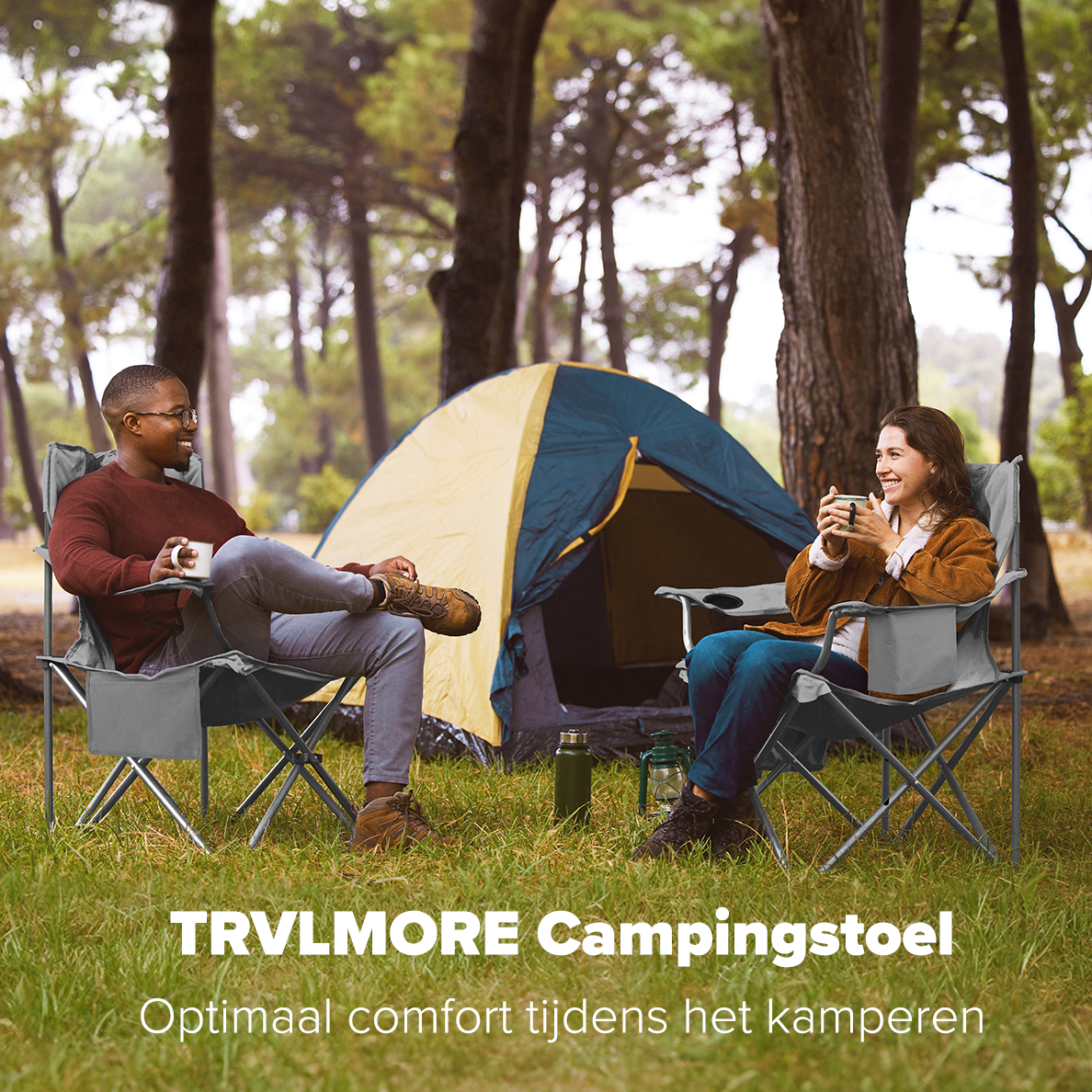 Een kampeerscène met twee personen die op stoelen zitten, een tent en tekst over het product.