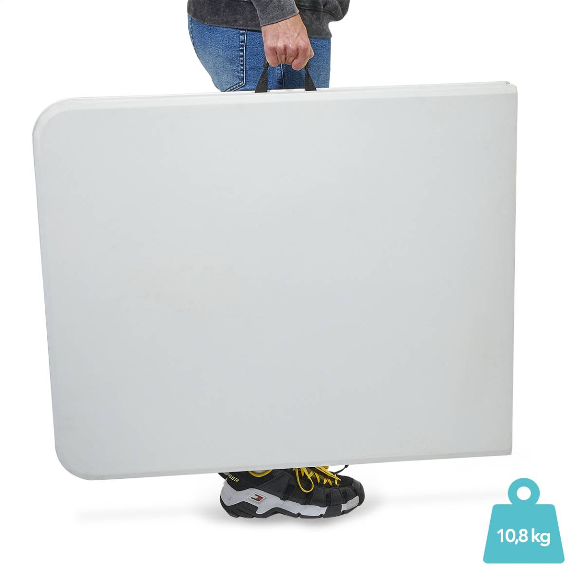 Een persoon houdt een opgevouwen witte tafel vast. Een blauw label leest 10,8 kg. Een zwarte en grijze schoen is zichtbaar.