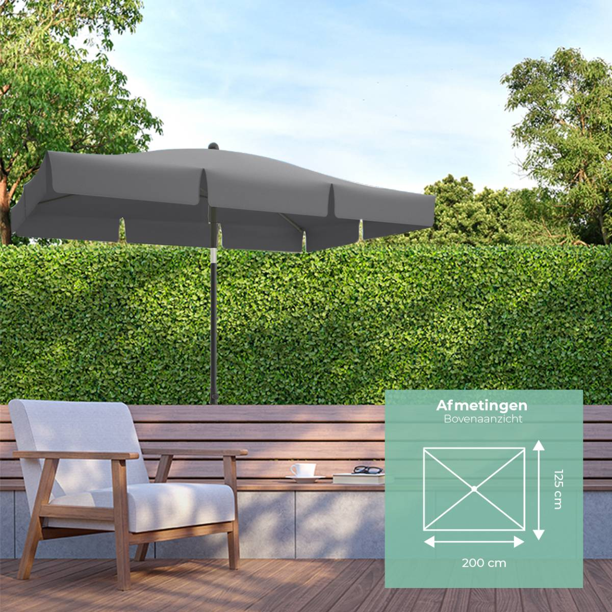 Donkergrijze parasol met houten stoel, tafel en groene haag als achtergrond.