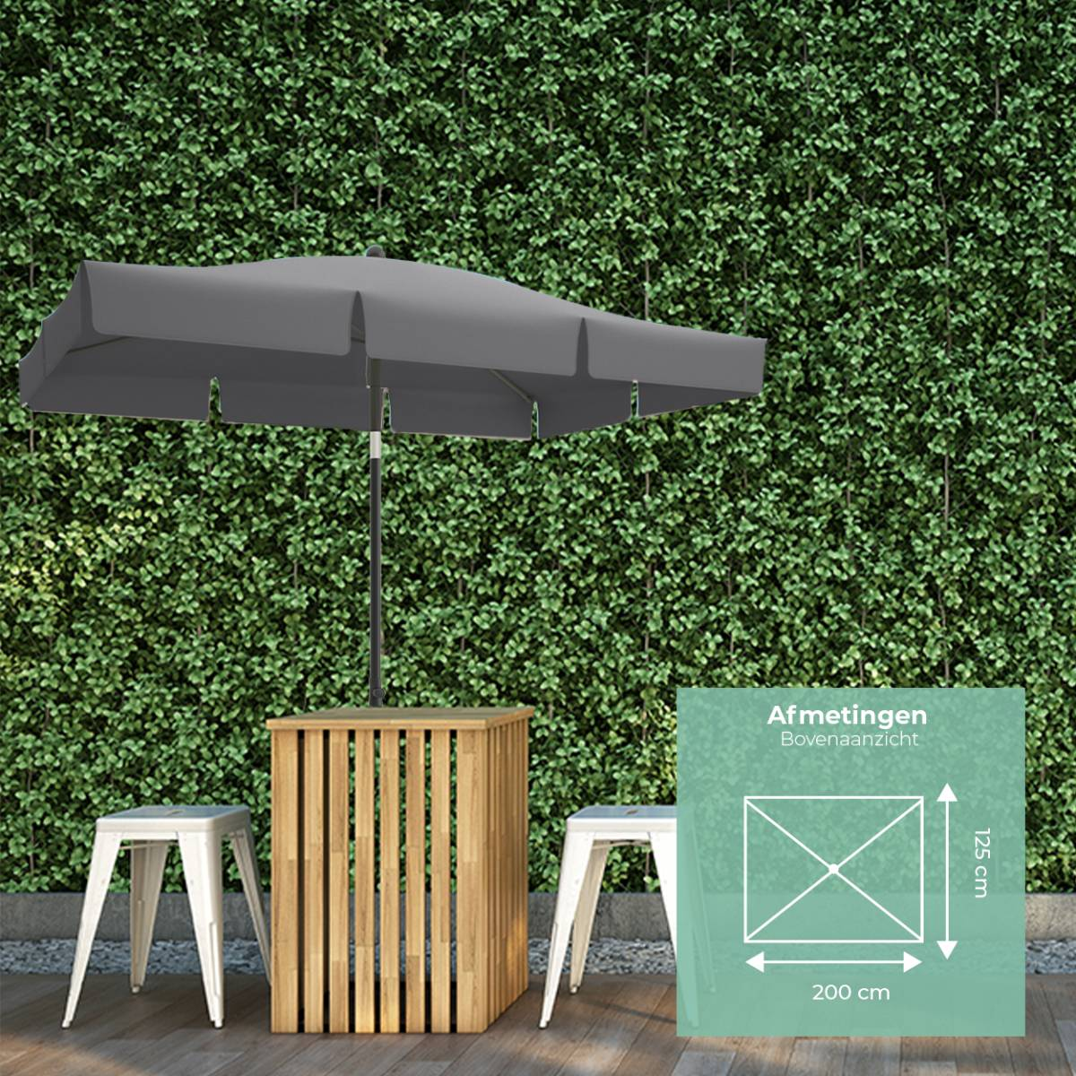 Donkergrijze parasol boven een houten standaard, met krukken en een groene haag.